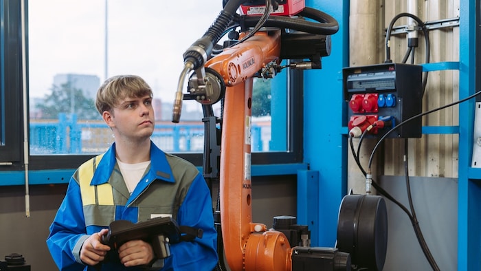 Auch als Lehrling steuert Leon die komplexen Anlagen schon selbstständig.