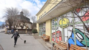 Nicht nur die Rotunde im Hintergrund ist dem Verfall preisgegeben, sondern auch die „Junge ...