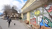 Nicht nur die Rotunde im Hintergrund ist dem Verfall preisgegeben, sondern auch die „Junge ...
