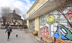Nicht nur die Rotunde im Hintergrund ist dem Verfall preisgegeben, sondern auch die „Junge ...