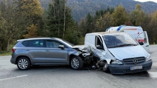 Der Pkw und der Transporter wurden völlig demoliert.