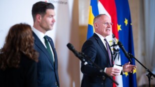 Der schwedische Migrationsminister Johan Forssel (li.) war am Montag zu Gast bei Österreichs ...
