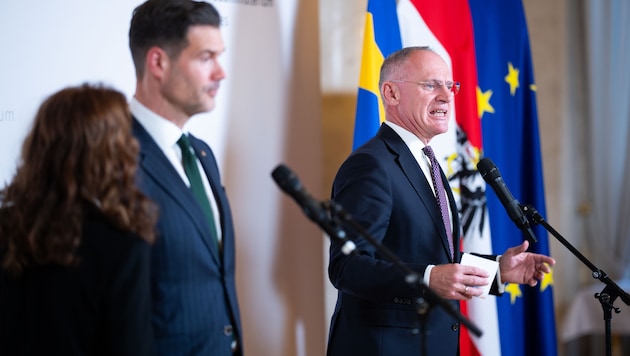 Der schwedische Migrationsminister Johan Forssel (li.) war am Montag zu Gast bei Österreichs ...