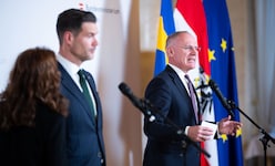 Der schwedische Migrationsminister Johan Forssel (li.) war am Montag zu Gast bei Österreichs ...