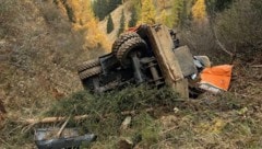 Der Radbagger wurde völlig beschädigt, der Lenker konnte sich aber selbst befreien.
