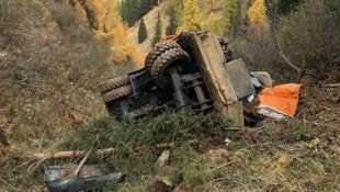 Der Radbagger wurde völlig beschädigt, der Lenker konnte sich aber selbst befreien.