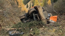 Der Radbagger wurde völlig beschädigt, der Lenker konnte sich aber selbst befreien.