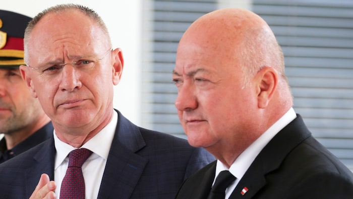 Gerhard Karner, Bundesminister für Inneres (l.) und Bundeskanzler Christian Stocker geloben ...