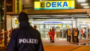 Auf einem Parkplatz vor einem Supermarkt gerieten ein 33-Jähriger und ein Jugendlicher ...