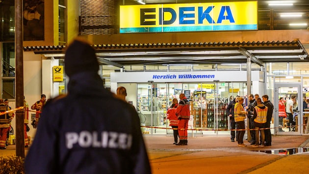 Auf einem Parkplatz vor einem Supermarkt gerieten ein 33-Jähriger und ein Jugendlicher ...
