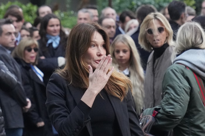 Bruni sends her husband another kiss.