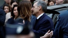 Ein letzter Kuss vor dem Haftantritt: Sarkozy mit seiner Ehefrau Carla Bruni