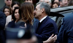 Ein letzter Kuss vor dem Haftantritt: Sarkozy mit seiner Ehefrau Carla Bruni