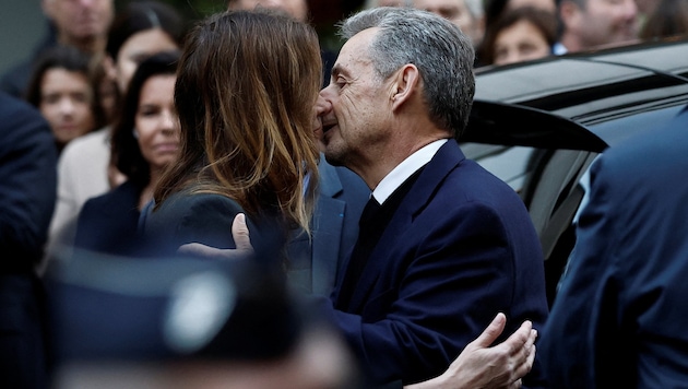 One last kiss before going to prison: Sarkozy with his wife Carla Bruni
