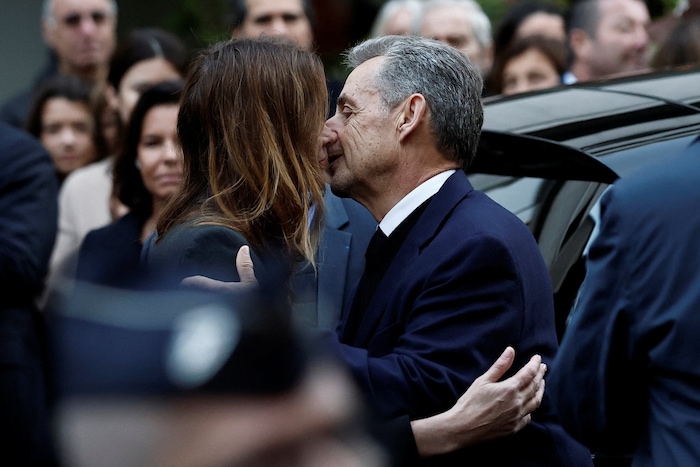 Ein letzter Kuss vor dem Haftantritt: Sarkozy mit seiner Ehefrau Carla Bruni