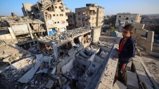 Ein Bub betrachtet ein durch einen israelischen Angriff zerstörtes Haus in Bureidsch im ...