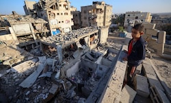 Ein Bub betrachtet ein durch einen israelischen Angriff zerstörtes Haus in Bureidsch im ...