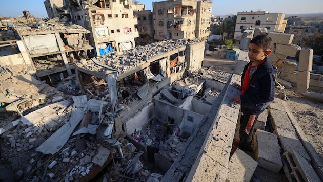 Ein Bub betrachtet ein durch einen israelischen Angriff zerstörtes Haus in Bureidsch im ...