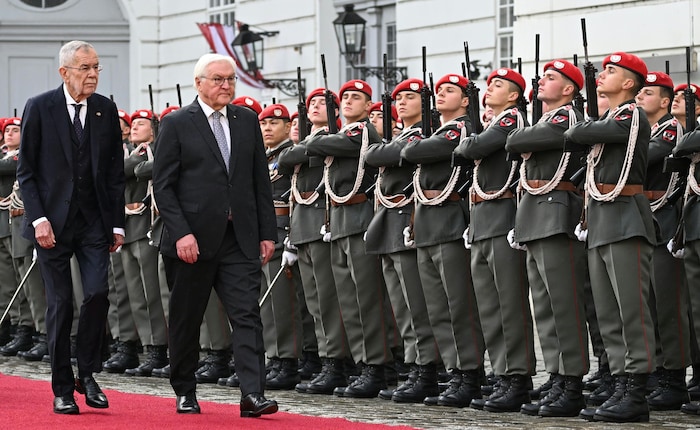 Die Bundespräsidenten Van der Bellen (li.) und Steinmeier schritten die Ehrengarde ab.