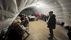 Ukraine laden in einer Notunterkunft ihre Handys auf. Die Stromversorgung in ihren Wohngebäuden ...