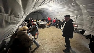 Ukraine laden in einer Notunterkunft ihre Handys auf. Die Stromversorgung in ihren Wohngebäuden ...