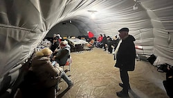 Ukraine laden in einer Notunterkunft ihre Handys auf. Die Stromversorgung in ihren Wohngebäuden ...