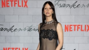 Mia Goth sorgte mit ihrem Ferragamo-Naked-Dress für Aufsehen.