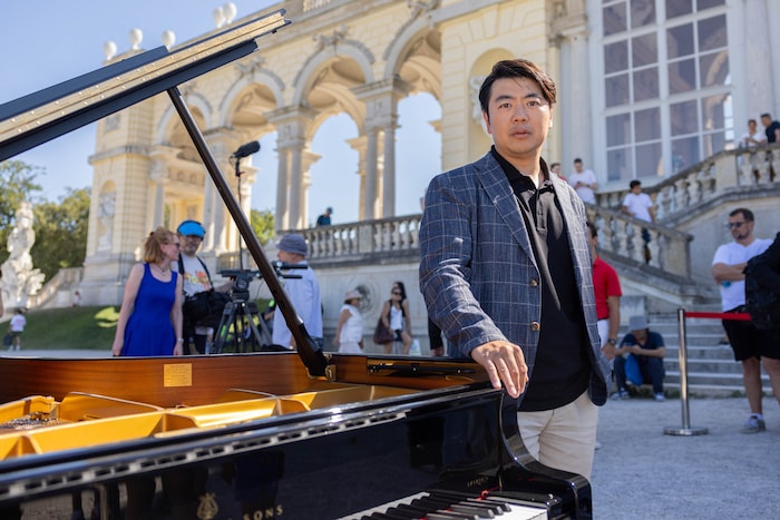 Der Meister des Pianospiels gab im August vor der Gloriette in Schönbrunn für die Anwesenden ein ...