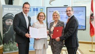 „Digitalisierung“-Chef Reutterer (links) und Generalsekretär Arnold Kammel flankierten die ...