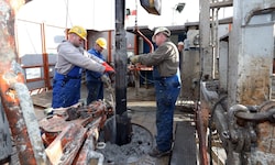 Aus 3000 bis 4500 Metern Tiefe soll im Industrieviertel heißes Wasser an die Ober- fläche geholt ...