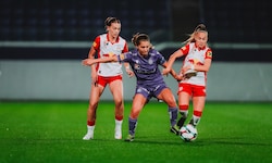 Im Hinspiel gingen die Salzburgerinnen (re. Crnoja) gegen Austria Wien baden.