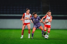 Im Hinspiel gingen die Salzburgerinnen (re. Crnoja) gegen Austria Wien baden.