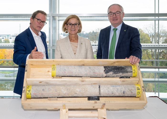 Szyszkowitz, Mikl-Leitner und Pernkopf (v. li.) mit einem Geothermie-Bohrkern