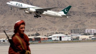 Der Mann wurde im Beisein österreichischer Polizeibeamter via Istanbul nach Kabul (im Bild der ...