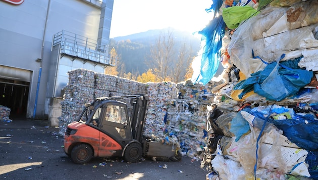 Das Abfallwirtschaftsgesetz regelt, wie der Müll wohin transportiert werden muss.