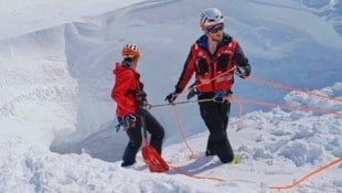 Gabriel Falkner (rechts) beim Lawineneinsatz am Schalfkogel.