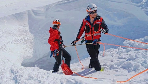 Gabriel Falkner (rechts) beim Lawineneinsatz am Schalfkogel.