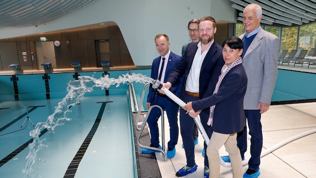 Stadtregierung und Betreiber haben schon Übung beim Befüllen zu Show-Zwecken.