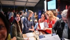 Auch „Krone“-Marketing-Lady Karoline Singer (re. M.) war gefragt, denn die Tauschgeschäfte im ...