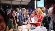 Auch „Krone“-Marketing-Lady Karoline Singer (re. M.) war gefragt, denn die Tauschgeschäfte im ...