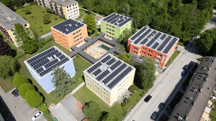 Die Photovoltaik-Anlage auf den Dächern der Heimgebäude in der Billrothstraße ist seit August ...
