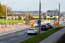 So flüssig läuft der Verkehr zu Stoßzeiten nicht, stattdessen stauen sich die Autos. 