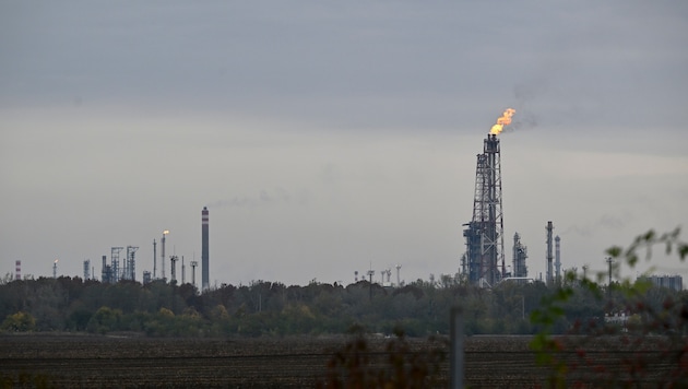 Der Brand ereignete sich in der strategisch wichtigen Raffinerie in Százhalombatta.