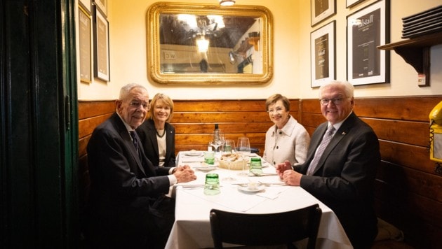Im „Appiano“-Beisl: Bundespräsident Alexander Van der Bellen (li.) mit Elke Büdenbender, Doris ...