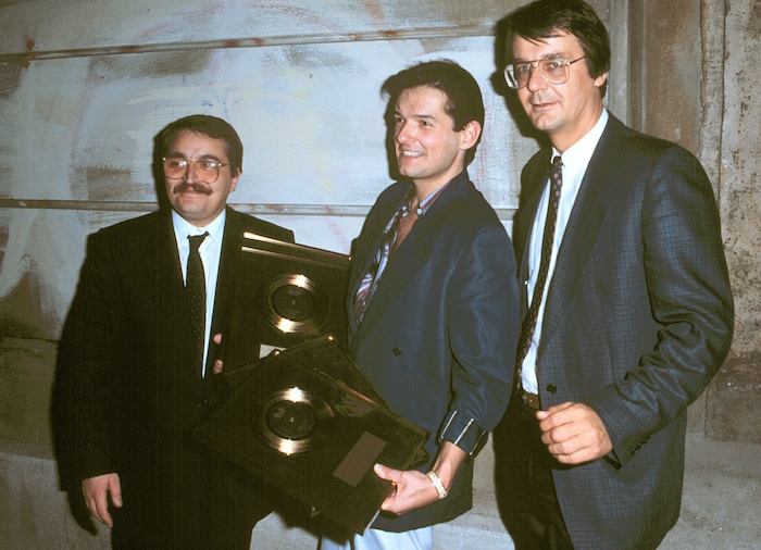 Falco bekommt mit Gold für „Rock Me Amadeus“ mit Markus Spiegel (l.) und Hans Mahr (r.).