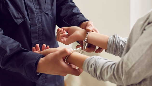 Die Diebin hatte einiges an Gold bereits eingeschmolzen – nun klickten in Barcelona die ...