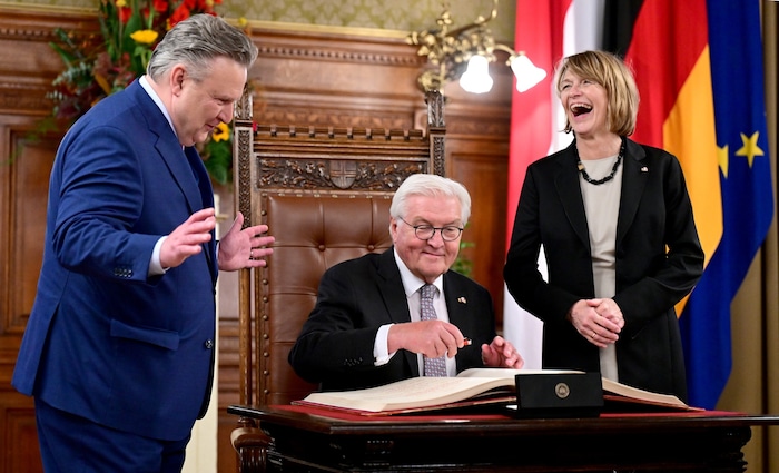 Steinmeier trug sich ins Goldene Buch der Stadt Wien ein.