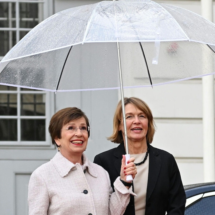 Wenigstens ein Schirm für die Präsidenten-Gattinnen Doris Schmidauer (li.) und Elke Büdenbender.