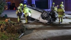 Das Auto überschlug sich nach dem Crash gegen einen Baum und blieb auf dem Dach liegen.