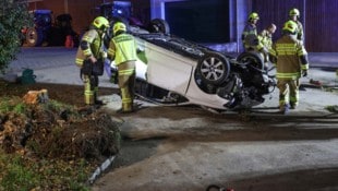 Das Auto überschlug sich nach dem Crash gegen einen Baum und blieb auf dem Dach liegen.